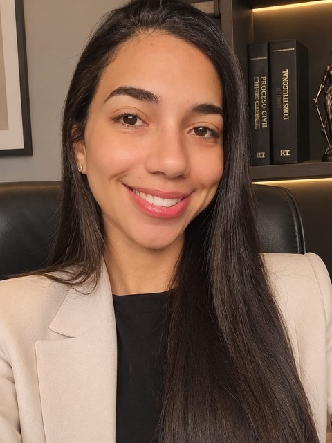 Mônica Santos, advogada